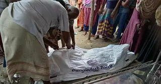 গৃহবধূকে আগুনে পুড়িয়ে হত্যার অভিযোগ; দাফনের পথে মরদেহ আটকালো পুলিশ
